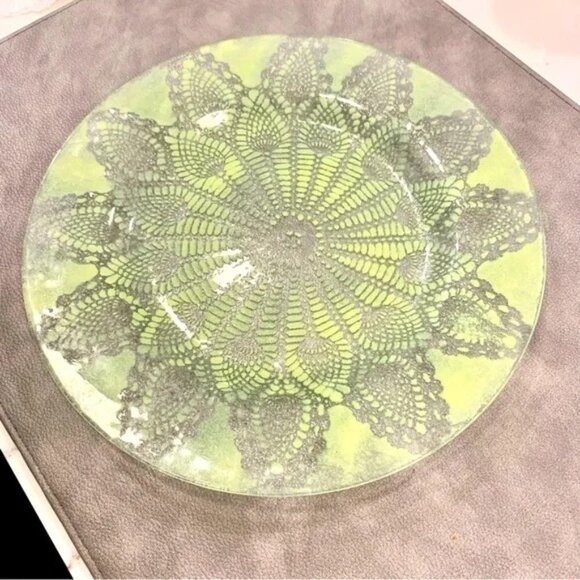 NWOT Anthropologie Yellow Green Frosted Doily Glass 10.25” Dinner Plate - Picture 2 of 4